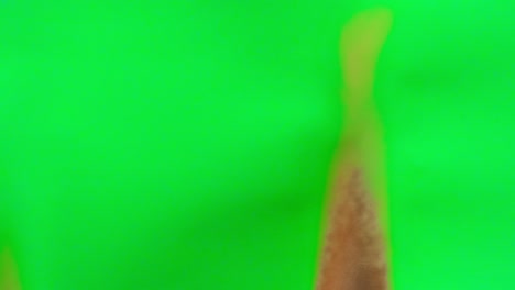 la llave de croma se quema, revelando los bordes quemados, el humo y se convierte en ceniza. pantalla verde ardiente sobre fondo azul