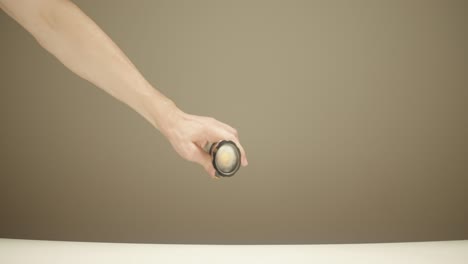 mano sosteniendo una linterna y mano girando un girador inquieto