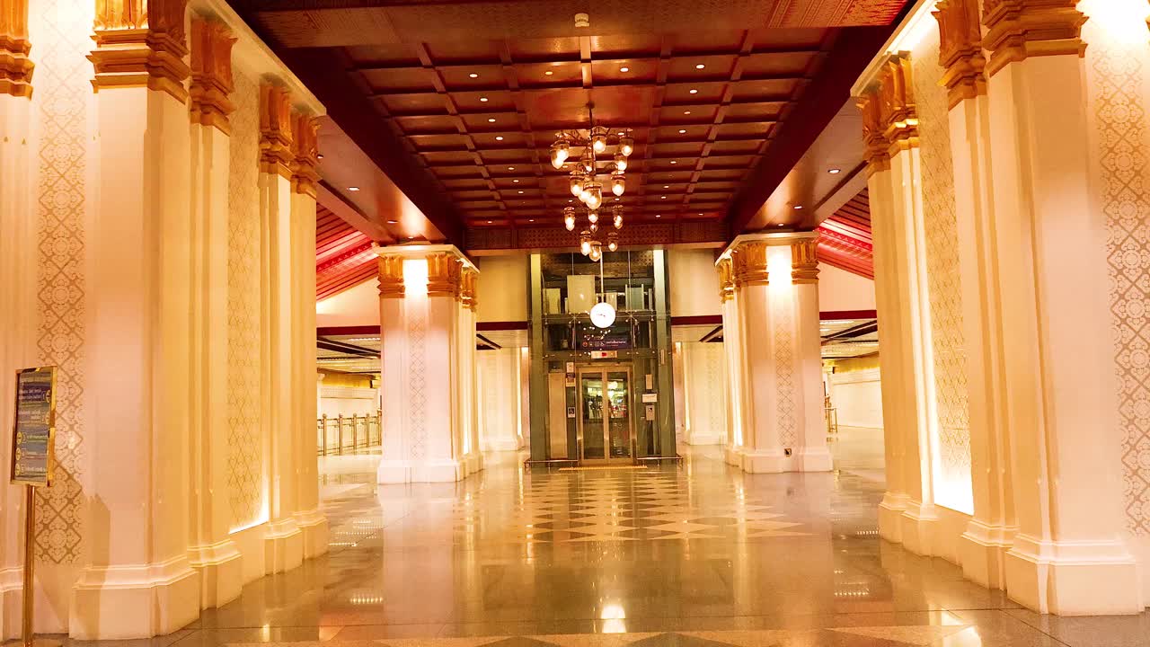 정교한 건축 디자인을 가진 우아한 지하철역