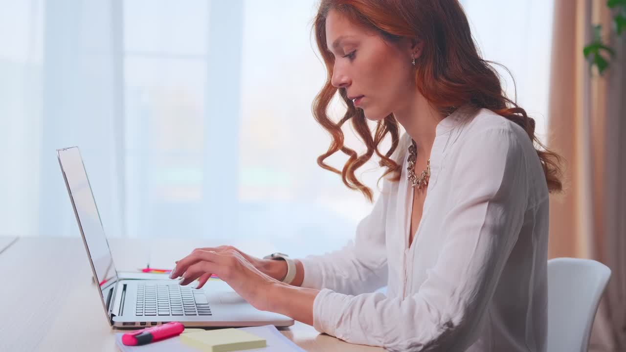 사무실에서 노트북으로 일하는 여자