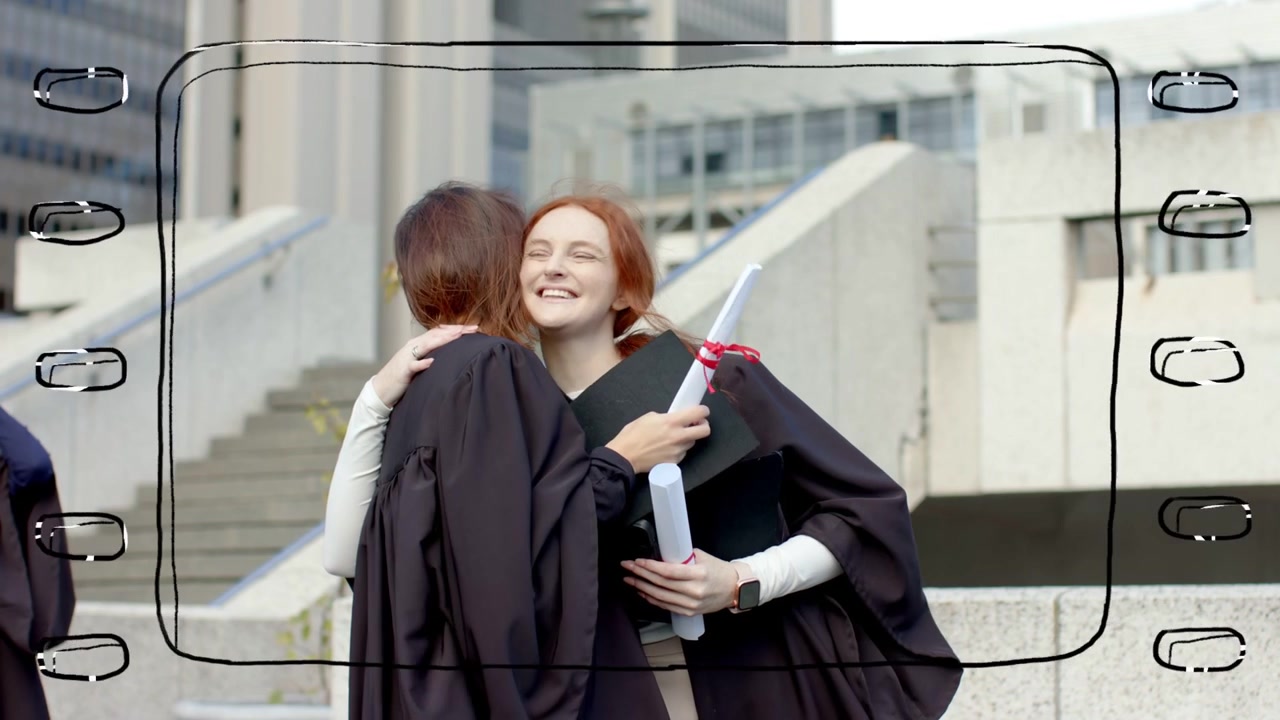 Laureata che controlla il telefono, tenendo il diploma, un'amica che si avvicina, tocca e abbraccia alla cerimonia di laurea