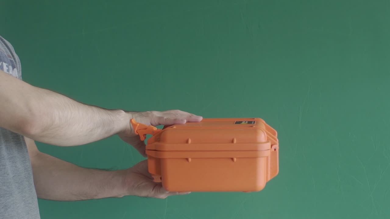 joven con estuche de cámara