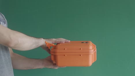 joven con estuche de cámara