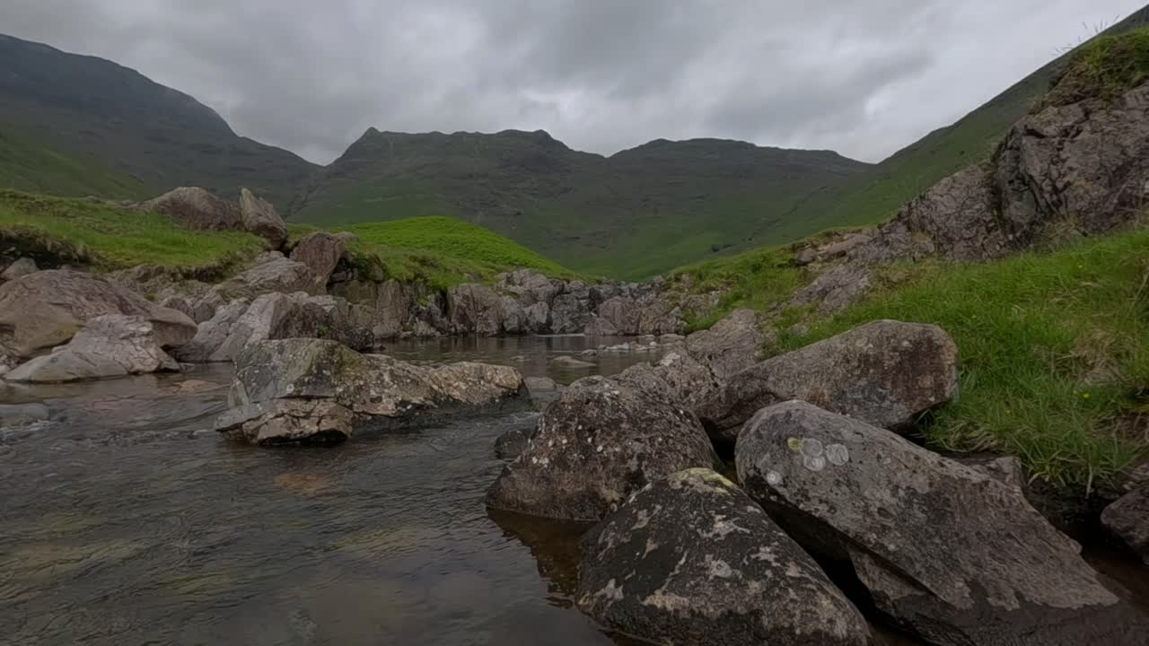 el increíble área de langdale del distrito de los lagos ofrece algunas de las mejores vistas de los lagos.