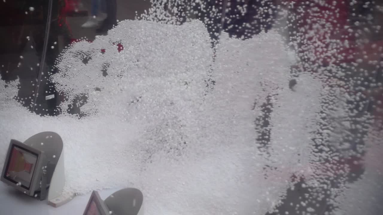 Neve artificiale nella sfera. Slow motion