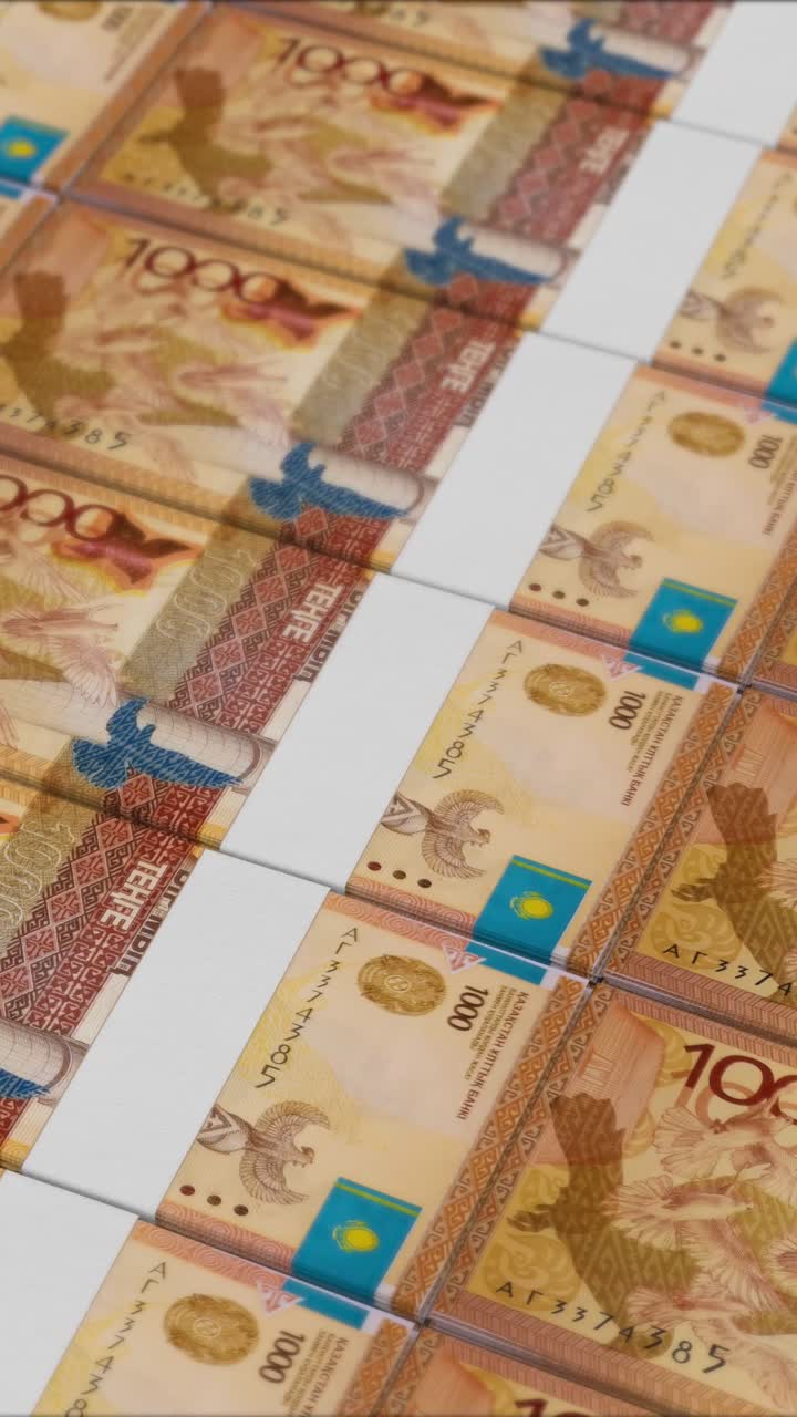Vertikales Video von 1000 KASACHISCHEN TENGE Banknoten, die von einer Gelddruckmaschine gedruckt werden