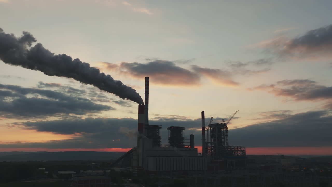 Centrale elettrica al tramonto