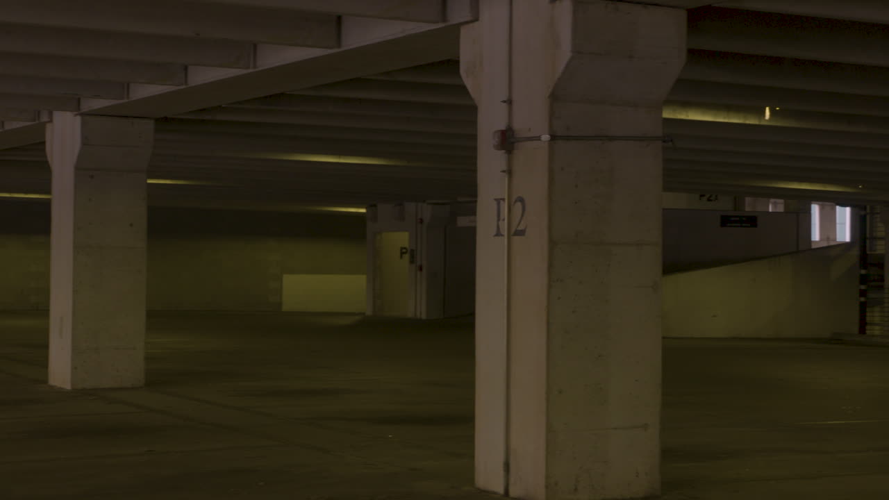 주차장에서 오른쪽에서 왼쪽으로 팬