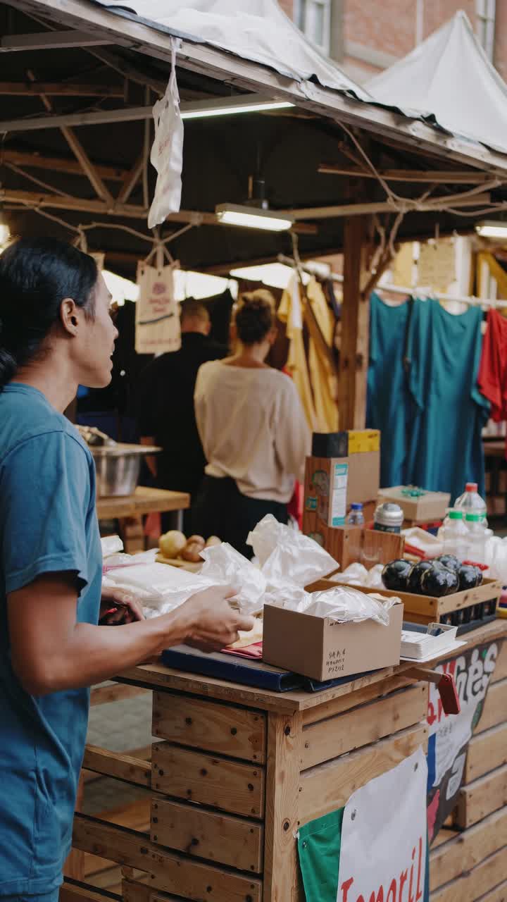 Cena de mercado de rua capturada ao nível dos olhos, mostrando vendedores e clientes