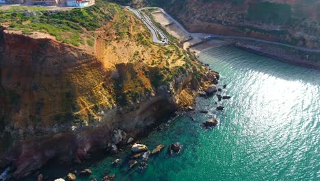 ain témouchent algeria에서 자동차가 지나가는 산길이 있는 바다가 내려다보이는 절벽의 무인 항공기에 의한 공중 촬영