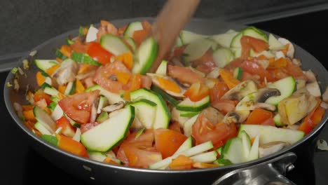 家のキッチンで野菜を調理する