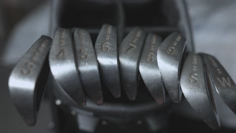 disparo estático de una gama de varios hierros de golf elevados dentro de una bolsa de golf