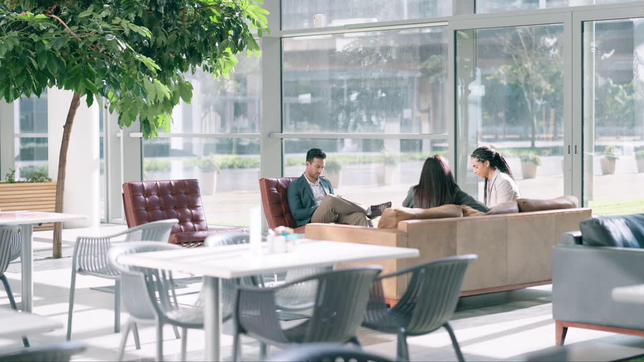 사업가, 소파 및 기업 현대 사무실