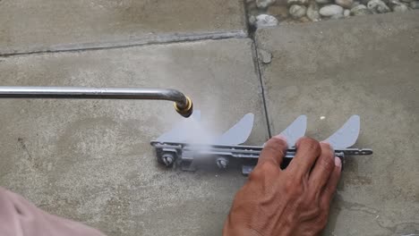 limpieza de piezas metálicas exteriores con una lavadora a presión