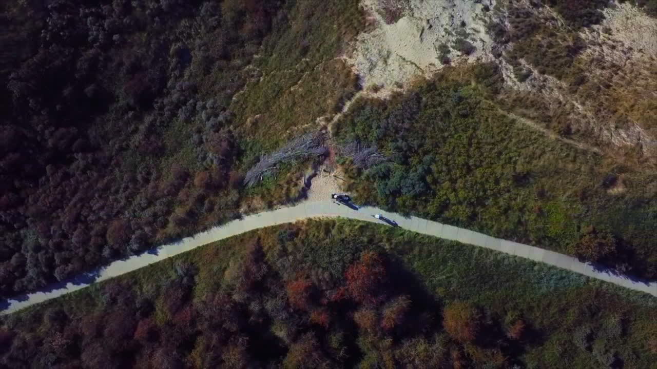 네덜란드 짧은 도로의 드론 샷