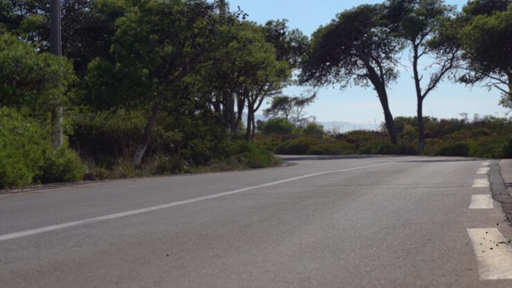 auto veloce alla deriva in una strada tortuosa