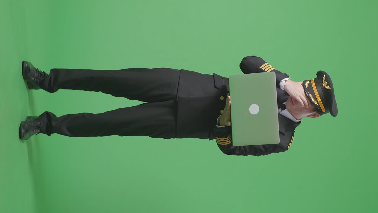 piloto mirando el portátil