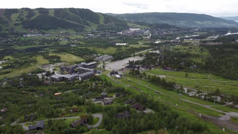 geilo en noruega hallingdal - resumen aéreo de verano que muestra casas de vacaciones y hoteles con hierba verde en pistas de esquí