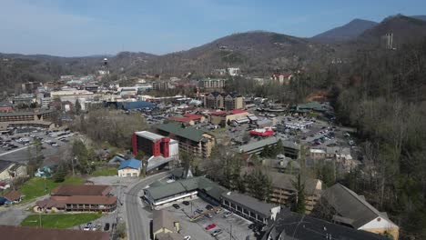 vista aérea de gatlinburg, tennessee durante un soleado día de primavera