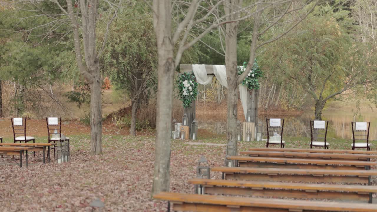 오타와의 빈 타운 랜치에서 가을 시즌 동안 뒤뜰에 있는 아름다운 소박한 야외 행사장