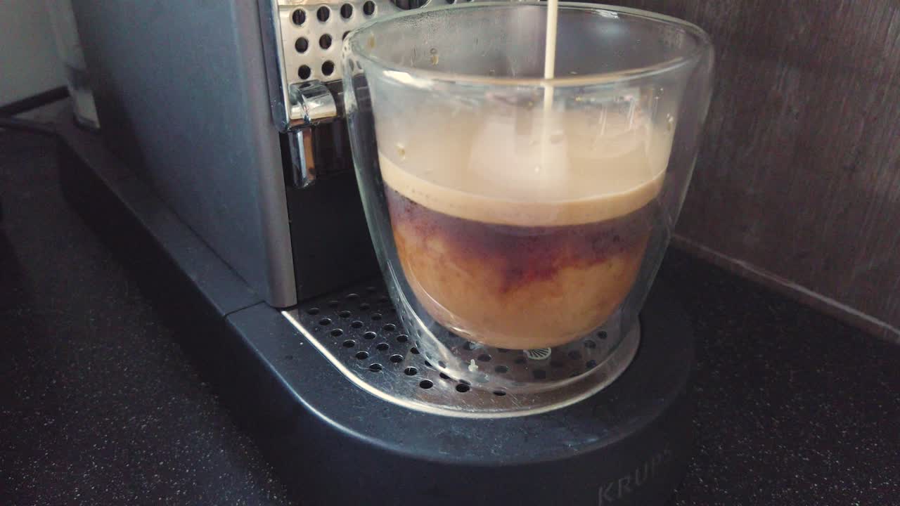 커피와 함께 유리에 우유를 붓는