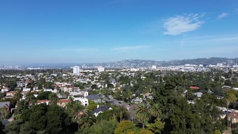 panorámica aérea a través del vecindario de la larchmont
