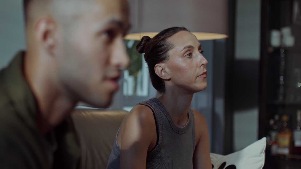 pareja en conversación