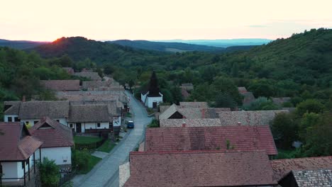 il drone sorvola le strade storiche di holloko, ungheria al tramonto