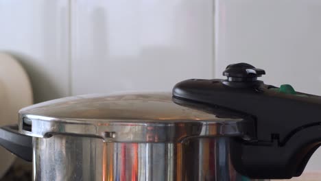 vista de la olla a presión en la cocina humeando un poco mientras se prepara la comida