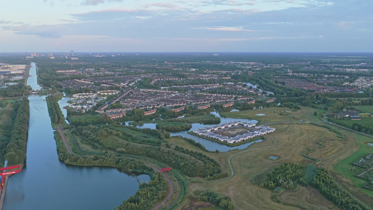 Drone aereo sulla zona residenziale di Tilburg con case moderne al tramonto