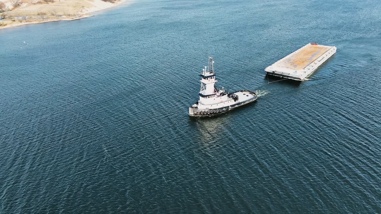머스케곤 채널을 통해 미시간 호수 쪽으로 향하는 견인선