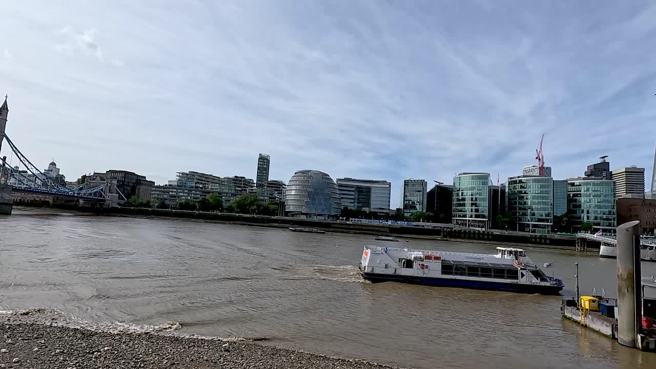 타워 브리지 근처의 테임즈를 따라 보트 여행