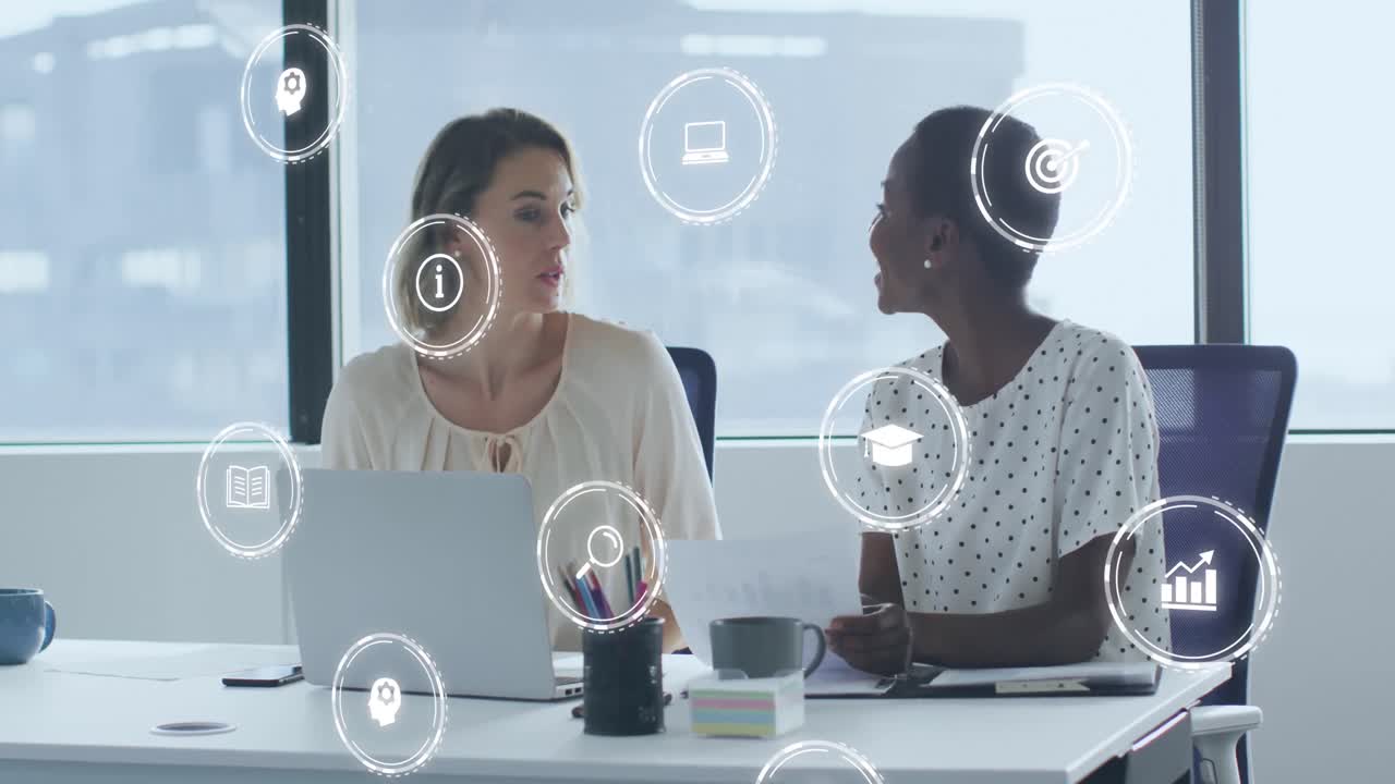 animación de iconos digitales sobre diversas mujeres de negocios en la oficina.