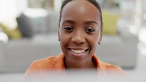 Mujer-Negra,-Sonrisa-Y-Computadora-En-Trabajo-Remoto