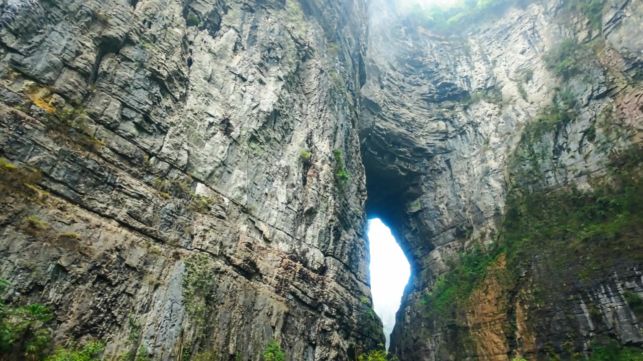 Drei Naturbrücken in Chongqing, China. UNESCO-Weltkulturerbe mit steilen Kalksteinbogenstrukturen. Aufnahme aus der Froschperspektive.