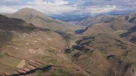 Imágenes-Aéreas-Panorámicas-De-La-Carretera-Y-Los-Pueblos-Del-Valle-Sagrado-Al-Sur-De-Cusco,-Perú