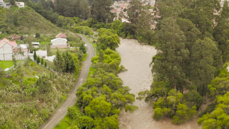 río desbordado en la ciudad y parques