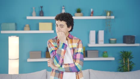 un niño mordiéndose las uñas.
