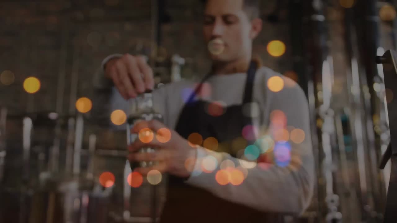 animación de un barman caucásico cerrando una botella sobre la ciudad por la noche