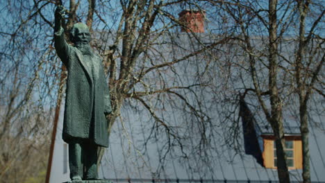 Una-Estatua-De-Un-Anciano-Durante-El-Otoño-En-Rusia.