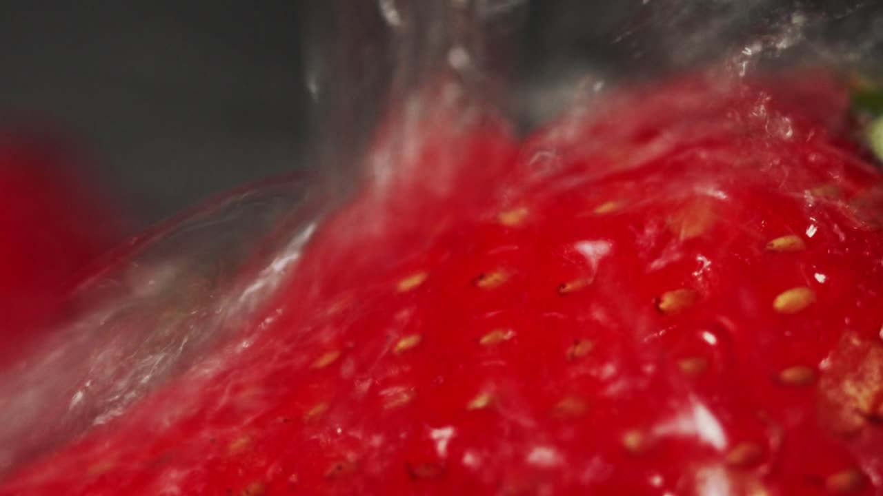 매크로는 밝은 위로 튀는 수돗물을 닫습니다.