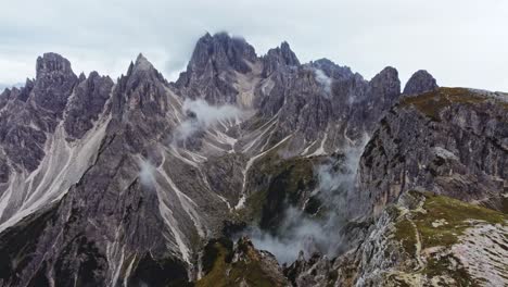 Toma-épica-De-Un-Dron-Del-Pico-Cadini-Di-Misurina,-La-Vista-Secreta-En-Los-Dolomitas,-Italia