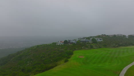 Vorwärts-Fliegen-über-Golfplätzen-Und-Luxusgebäuden,-Umgeben-Von-Sträuchern-Und-Grüner-Vegetation.-Port-Elisabeth,-Südafrika