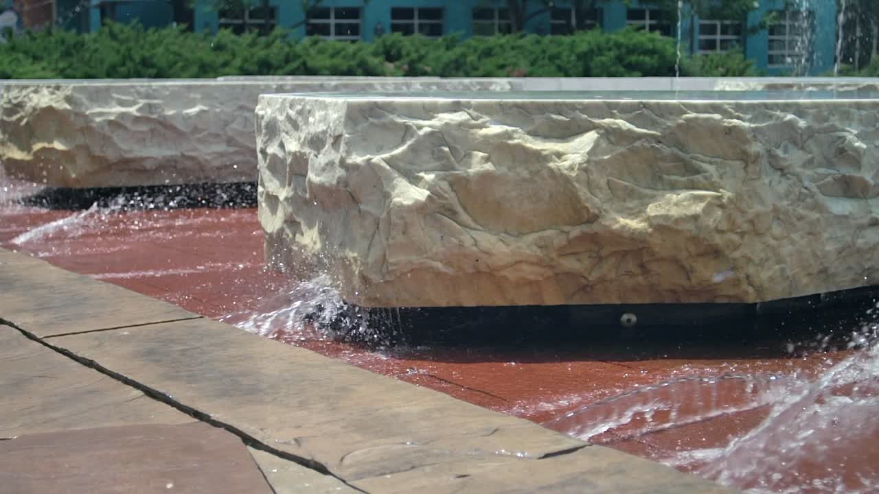 느린 동작으로 바위에 물을 뿌리는 것