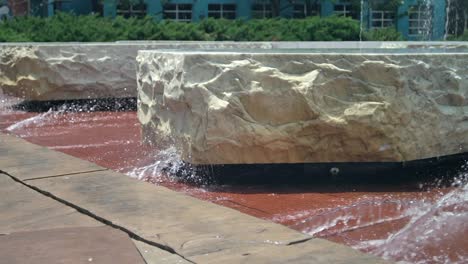 pulverización de agua en las rocas en cámara lenta