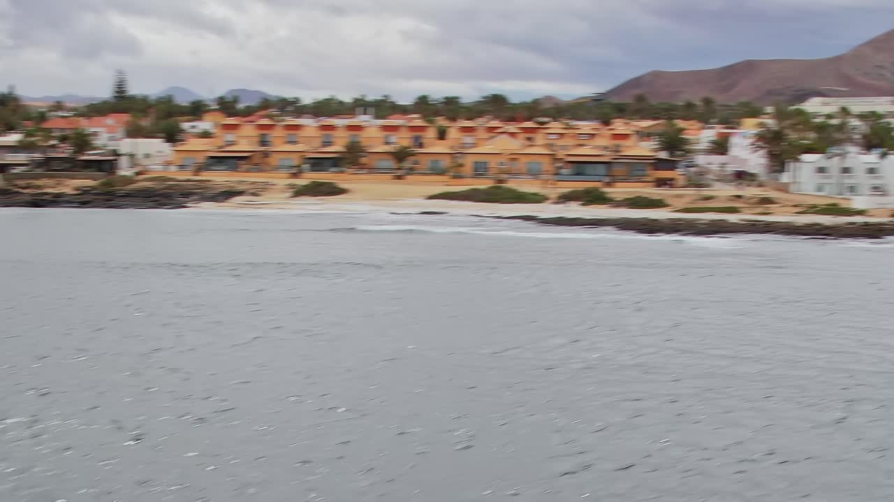 Windsurfista che naviga con una tavola foil nelle Isole Canarie, Spagna, in una giornata nuvolosa