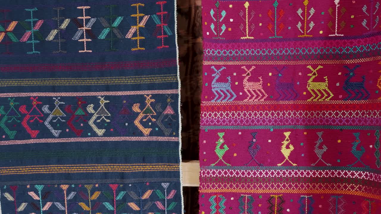 textiles guatemaltecos coloridos para la venta en una tienda de recuerdos - de cerca
