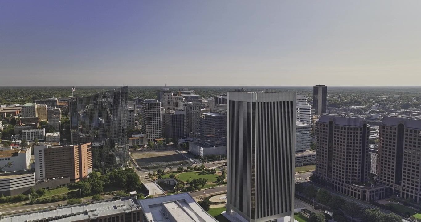 Sobrevôo aéreo v129 de Richmond, Virgínia, do Rio James e Shockoe Slip em direção ao Capitólio, Biotecnologia, MCV e centro da cidade - Filmado com Mavic 3 Pro Cine - 30 de setembro de 2023