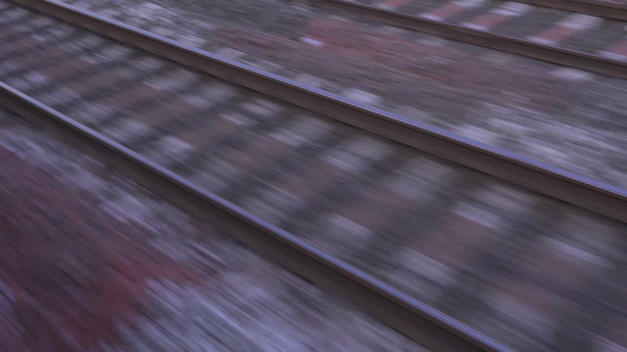 la línea al lado del tren en movimiento rápido