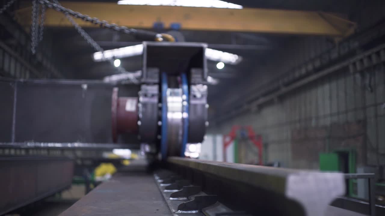 промышленный процесс сборки рельсов